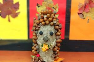 zdjęcie przedstawia jeża, zrobionego z darów jesieni: szyszek, żołędzi, liści