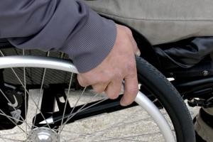 zbliżenie na wózek osoby z niepełnosprawnością