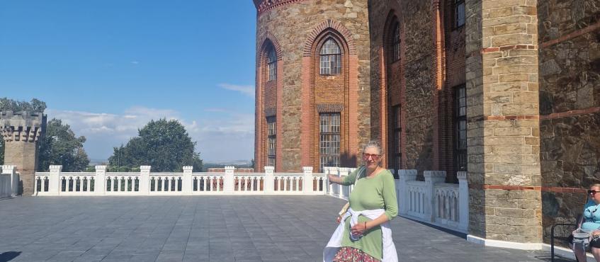 W tle widać pałacową wieżę, na pierwszym planie podopieczna ŚDS pozuje do zdjęć