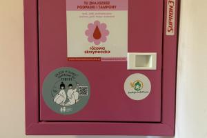 na zdjęci jest różowa skrzynka z napisami i logo Fundacji EndoMama