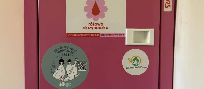 na zdjęci jest różowa skrzynka z napisami i logo Fundacji EndoMama