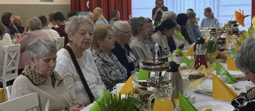 wielka, ustrojona sala. Przy stołach siedzą uczestnicy śniadania wielkanocnego